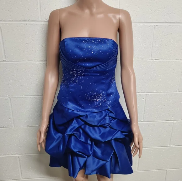 le chateau | Dresses | Le Chateau Nwot Party Prom Formal Dress Tie Up Back  | Poshmark